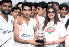 Bollywood actress Sonali Bendre presenting the trophy to players of Kirori Mal College, where she witnessed a basketball competition 
