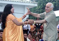Delhi BJP Chief Madan Lal Khurana dances with an artiste of Bihar