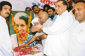Mr Harnam Dass Johar, Minister for Higher Education, pays tributes to Indira Gandhi on her death anniversary