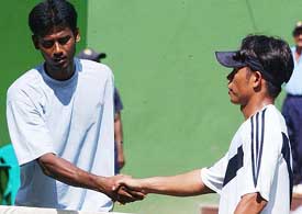 Vijay Kanan shakes hand with Johny Arcilla of Phillipines after defeating him in the men's single final match 