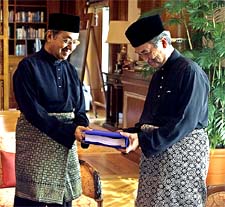 Outgoing Malaysian Prime Minister Mahathir Mohammad hands over the Prime Minister�s personal files to his successor Abdullah Ahmed Badawi in Putrajaya 