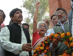 Capt Laxmi Sehgal of the Indian National Army lays a wreath at the Jalianwala Bagh National Memorial in Amritsar