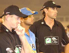 Defeated Indian captain Rahul Dravid, flanked by Man of the Match Scott Styris and New Zealand captain Stephen Fleming
