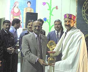 Dr Chander Shekhar, Director, NIT, Hamirpur, honours Mr Devesh Kumar, Deputy Commissioner of Hamirpur, during the Hill�fair-2003 function at the NIT