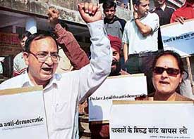 Members of the Chandigarh-Punjab Union of Journalists protest against the issuing of arrest warrants against senior journalists of The Hindu by the Tamil Nadu Government at Sector 17 on Monday.