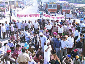 Residents of HIG/MIG flats in Dhandhari Kalan, Phase-IV, protest against eviction notices served by PUDA