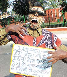 Social activist Mohd. Salimudin from Agra spreading awareness about dengue in the Capital