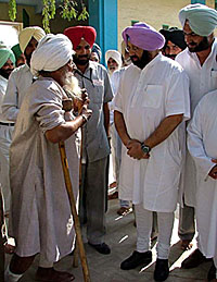 Punjab Chief Minister Amarinder Singh interacts with villagers during his visit to Dera Roomewala at Bhucho Khurd, near Bathinda