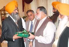 Leaders of various Sikh bodies meet with Pakistan's Prime Minister Mir Zafarullah Khan Jamali