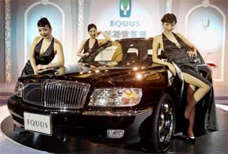 South Korean models pose with Hyundai Motors new model Equus limousine