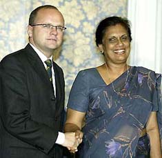 Sri Lankan President Chandrika Kumaratunga greets Norwegian Deputy Foreign Minister Vidar Helgesen