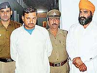 Vehicle thieves Sitaram (left) and Sahab Singh in police custody