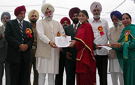 Mr Bir Devinder Singh, Deputy Speaker, Punjab Vidhan Sabha, gives away prizes to the winners of the Youth Festival of Zone-C of Panjab University at GTB College, Dakha