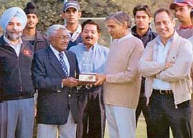 Italian coach Donato Di Ponziano (extreme right)