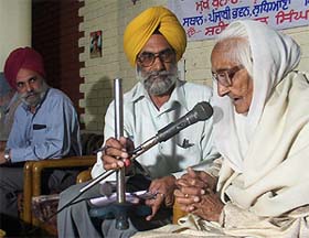 Shaheed Kartar Singh Sarabha�s cousin, Bibi Jagdish Kaur, at a seminar