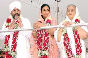 The head of the Nirankari Mission, Baba Hardev Singh Ji Maharaj, with his wife and mother