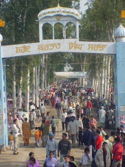 Visitors on the occasion of the martyrdom day of Kartar Singh Sarabha at Sarabha village