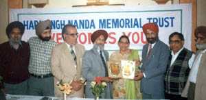Mr N.S. Nanda, the president of the Hari Singh Nanda Memorial Foundation, presents an award of honour to Ms Nirmal Rishi, a theatre and film artiste