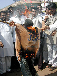 Youth Congress activists burn an effigy of Dilip Singh Judeo, in Hubli