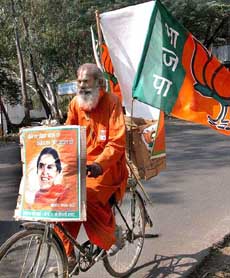 A sadhu campaigns for the BJP on a cycle in Bhopal 