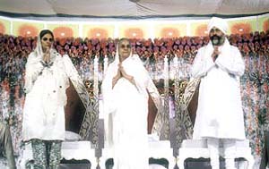 Baba Hardev Singh Ji Maharaj, his holy mother Rajmata Kulwant Kaur and his gracious spouse Pujya Mata Sawinder Ji blessing devotees on the concluding day of the three-day 56th Nirankari Samagam in the Capital
