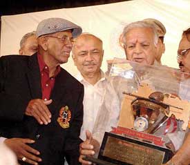Sachin Tendulkar's coach Ramakant Achrekar receives the Lifetime Achievement Award from Maharashtra Governor Mohd. Fazalat 