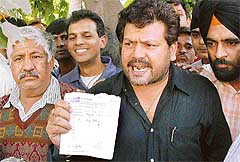 Shopkeepers of Sector 27 protesting against the action of the enforcement wing