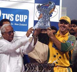 Australian captain Ricky Ponting  receives the TVS  Cup from West Bengal Chief Minister Buddhadeb Bhattacharya at Eden Gardens 