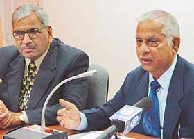 Mr Yash Pal Mahajan, Chairman of the Board of Governors, addresses a press conference at the National Institute of Technical Teachers� Training and Research in Chandigarh