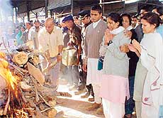 Mr Neeraj Vats lights the pyre of his son, Major Navneet Vats, as the martyr�s wife Shivani with folded hands struggles to control her tears