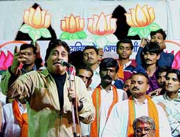Filmstar and Union Minister Vinod Khanna addresses an election meeting for BJP candidate Uma Shankar Gupta from Bhopal (South) on Monday night.