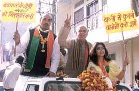 Madan Lal Khurana with Shweta �Anu� Keshwani of Kahani Ghar Ghar Ki, campaigning for BJP candidate Surya Prakash