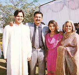 The dashing Vivek Oberoi is flanked by his charismatic father Suresh Oberoi, sister Meghna and mother Yashodhara 