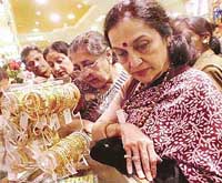 Actresses Asha Parekh and Shammi at Buyers Den