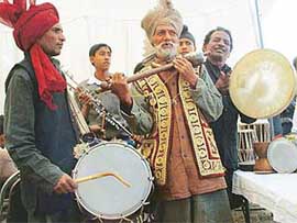 Meher Chand Mastana, the naqaal made famous by his association with theatre director Neelam Mansingh, playing the dafli, the nagara and the chimta.