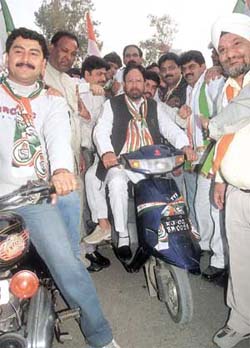 Rajesh Khanna kickstarts the campaign of Congress candidate from Tri Nagar