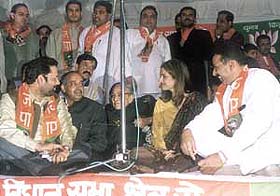 Roza star Madhu and Union Minister Vijay Goel campaigning for the BJP candidates