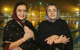Yesteryear heroine Asha Parekh (L) and veteran actress Shammi visit the Golden Temple in Amritsar 