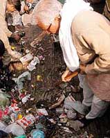 Union Defence Minister George Fernandez participates in a cleaning operation at Vinod Nagar in East Delhi on Sunday