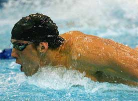 US swimmer Michael Phelps swims the butterfly leg of the men's short course 400-m individual medley final at the 2003-2004 FINA World Swimming Championship in Melbourne
