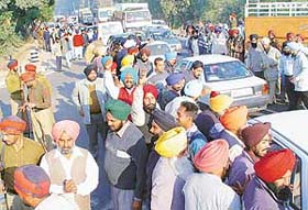 A traffic jam on the Chandigarh-Ropar road, caused by Akali workers near Kharar