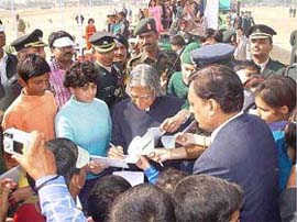 Children surround the President, Dr A.P.J. Abdul Kalam, at Hisar