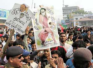 Students of Patna University demonstrate against Shiv Sena chief Bal Thackeray and Assam Chief Minister Tarun Gogoi