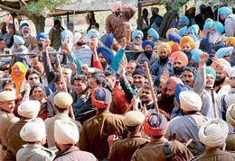 Akali workers face a lathicharge at Ropar by the Punjab police