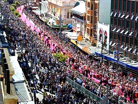 The crowd surrounds the red carpet down Courtenay Place for the worldwide premiere of the third and final film of the Lord of the Rings trilogy, The Return of the King, in Wellington 