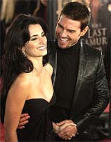 Hollywood actor Tom Cruise arrives at the US premiere of his film The Last Samurai with actress Penelope Cruz
