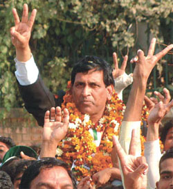 Raj Kumar Chauhan and Jagdish Mukhi being felicitated by their supporters