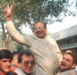 Raj Kumar Chauhan and Jagdish Mukhi being felicitated by their supporters