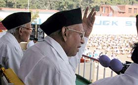 RSS chief K.S. Sudarshan addresses Sangh activists in Jammu on Sunday. Sitting beside him is the pre- Partition chief of RSS's J&K unit, Dr Om Prakashi Mengi