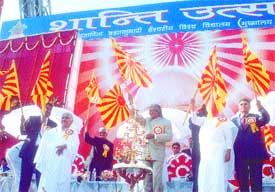 The President, Mr A.P.J. Abdul Kalam, former President, Mr R. Venkataraman and the Haryana Governor, Babu Parmanand, participating in the World Peace Assembly